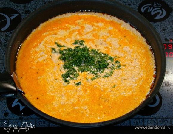 К луку и сметане влить воду и добавить нашинкованный свежий укроп. Перемешать, посолить и поперчить.