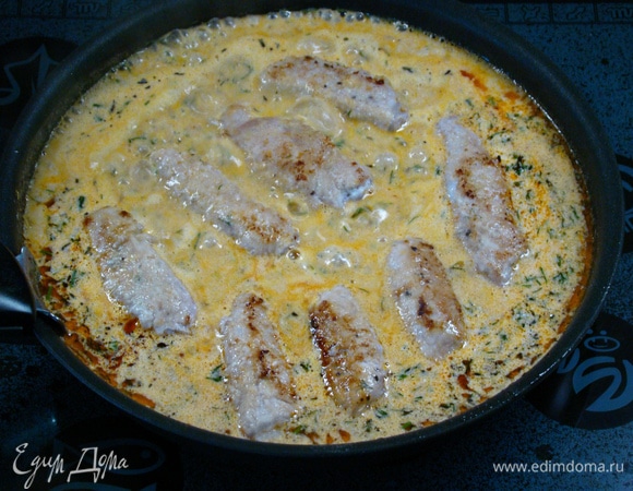 В соус выложить цибулячки. Соус должен их полностью покрывать, поэтому при необходимости можно добавить воды и все довести до кипения.