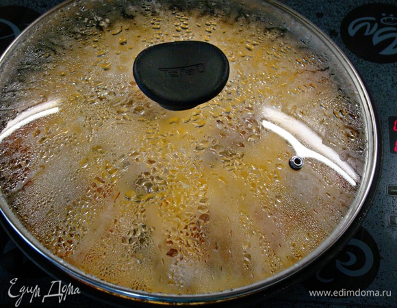 Цибулячки накрыть крышкой и тушить на медленном огне минут 35–40. Или их можно запечь в духовке.