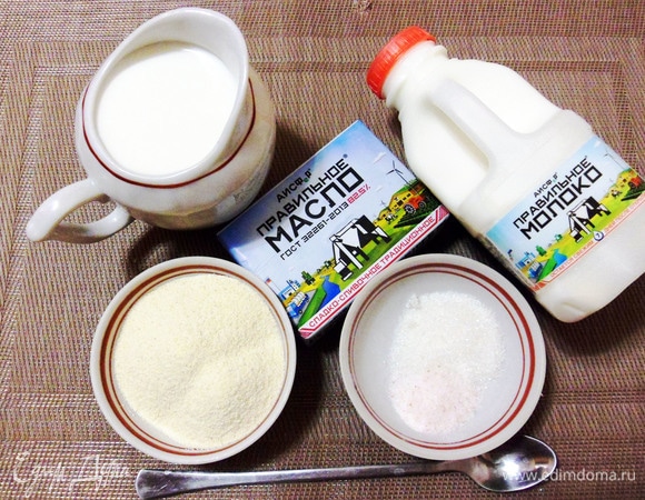 Молоко, манка и сливочное масло — основные продукты для приготовления манной каши.