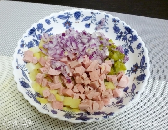 Вареную колбасу и лук нарезать. Лук лучше помельче. Для салата я посыпаю лук щепоткой сахара и слегка разминаю пальцами.