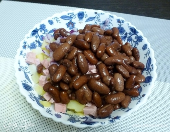 Добавить вареную фасоль. Можно взять консервированную.