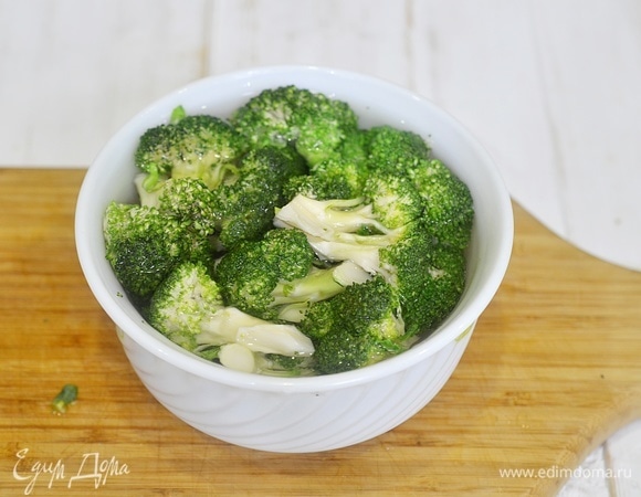 Залейте кипятком, оставьте на 5 минут, затем воду слейте.