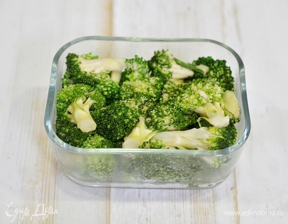 Выложите брокколи в жаропрочную форму.