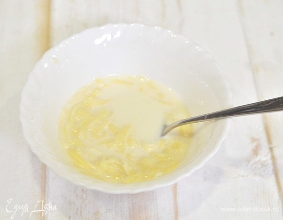 Смешайте сливки, натертый сыр и измельченный чеснок.