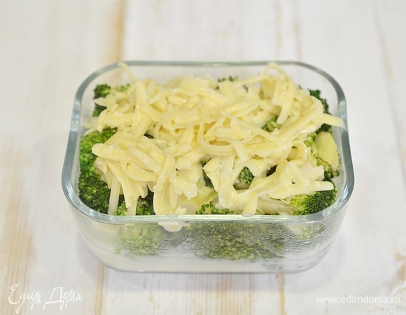 Залейте брокколи.