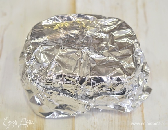 Накройте форму фольгой. Запекайте в разогретой до 180°C духовке 20–25 минут.