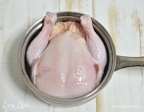 Курицу промойте, замочите в холодной соленой воде (на 1 литр воды — 60 г соли). Оставьте на 12–24 часа.