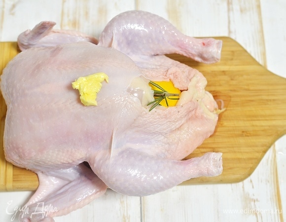 Курицу смажьте размягченным сливочным маслом.