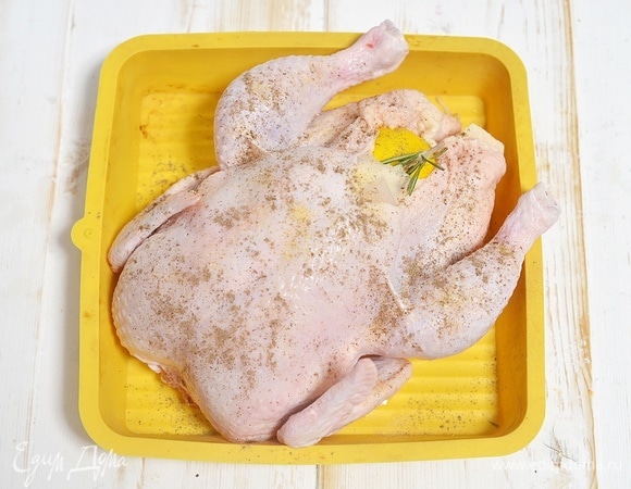 Выложите курицу в форму для запекания. Ножки не связывайте, чтобы воздух лучше циркулировал. Я посыпала черным перцем, но это моя инициатива. В рецепте Блюменталя этого нет. Духовку разогрейте до 90°C. Запекайте курицу в духовке до тех пор, пока температура внутри самой толстой ее части не достигнет 75°C. Начинайте проверять через 1,5 часа. Может понадобиться до 3-х часов. Но тушка весом 1,6 кг запекается 2 часа 20 минут. Достаньте курицу из духовки. Затем разогрейте духовку до максимальной температуры (230–250 °C), снова поместите курицу в духовку на 10 минут, чтобы получить румяную корочку.