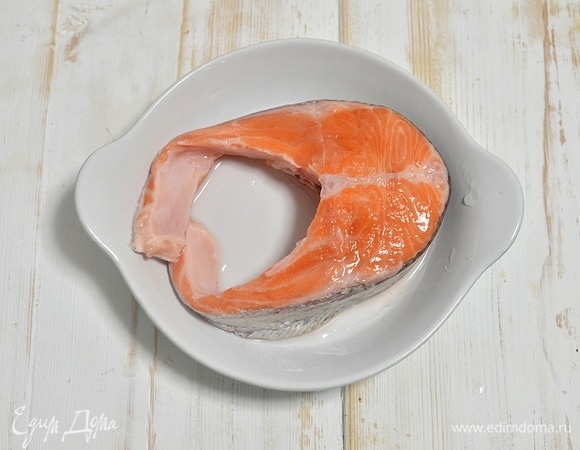 Рыбу промойте, обсушите. Это может быть и стейк, и филе на коже, но не очень толстое, не более 1,5 см.