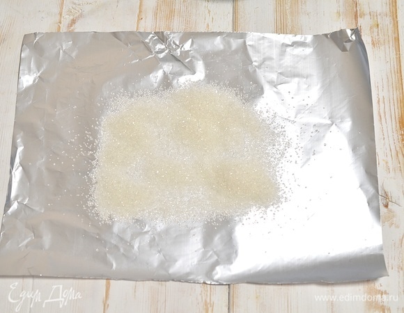 Отрежьте большой квадрат прочной фольги. Насыпьте на середину сахар.