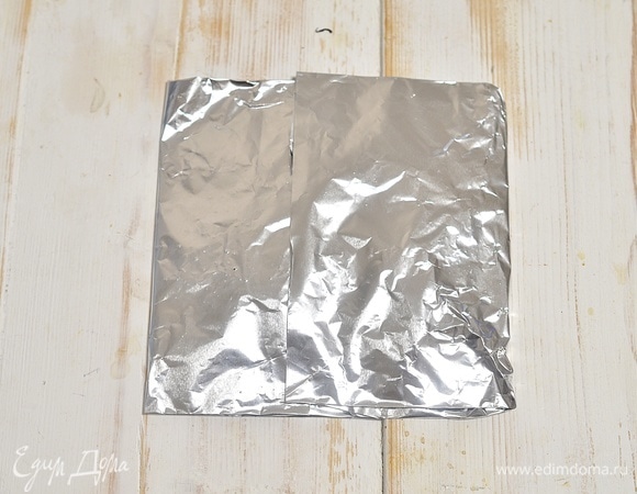 Заверните края, чтобы получился квадрат по размеру рыбы.