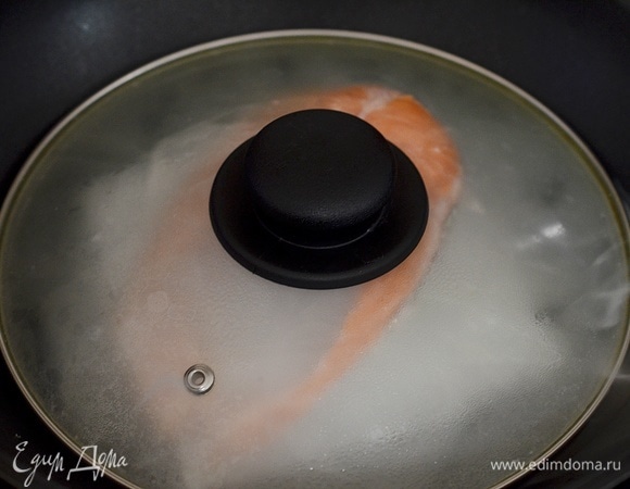 Накройте крышкой. Первые 5–7 минут готовьте на максимальном огне, затем убавьте огонь и готовьте еще минут 10, но следите, чтобы под крышкой был дым. Затем отключите огонь, но оставьте рыбу под крышкой еще минут на 5.