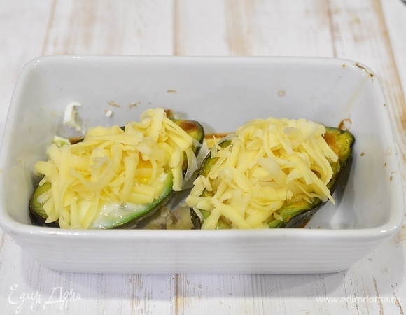 Запекайте в разогретой до 180°C духовке до желаемой консистенции, у меня получилось около 15 минут. Посыпьте сыром и отправьте в духовку еще минут на 5, чтобы сыр расплавился.