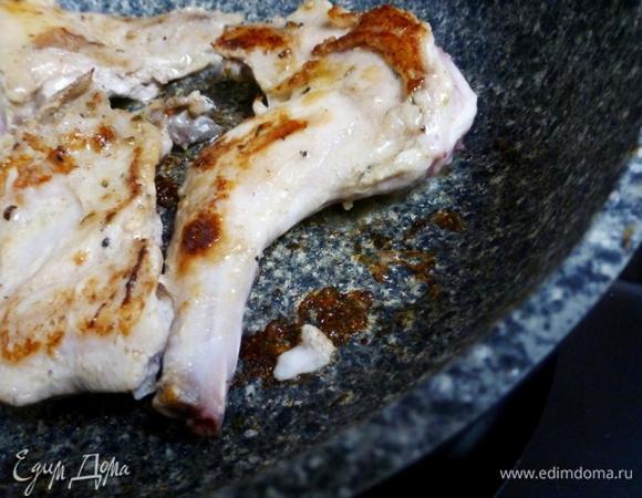 Кролика нарезать порционными кусками. Немного посолить, поперчить, положить 2 веточки чабреца. Перемешать и оставить на 40 минут. Быстро обжарить куски кролика на сильном огне до румяной корочки. Выложить на тарелку.