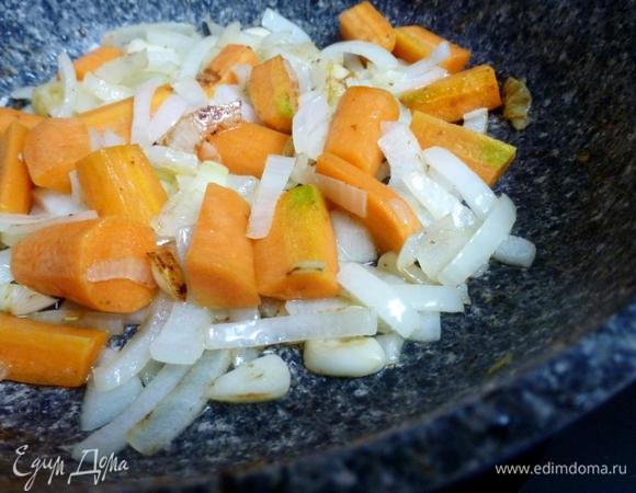 Почистить лук, морковку и чеснок. Лук нарезать четверть кольцами, а морковь — крупными брусочками. Обжарить на той же сковороде до легкого золотистого цвета.