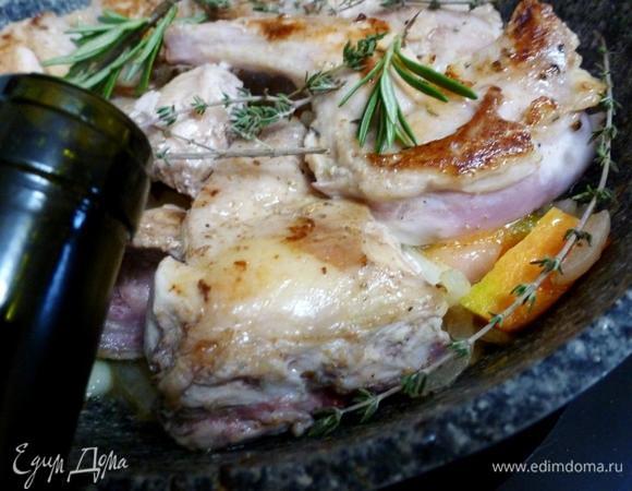 Вернуть в сковороду куски обжаренного кролика, добавить кусочки перца чили, чабрец и розмарин, влить белое сухое вино и готовить 3 минуты до выпаривания алкоголя.