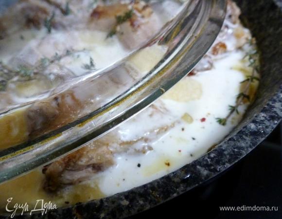 Залить кусочки кролика и овощи сметаной, довести до кипения, убавить огонь, закрыть крышкой и тушить минут 40. За 20 минут до окончания готовки положить 8–10 помидоров черри.