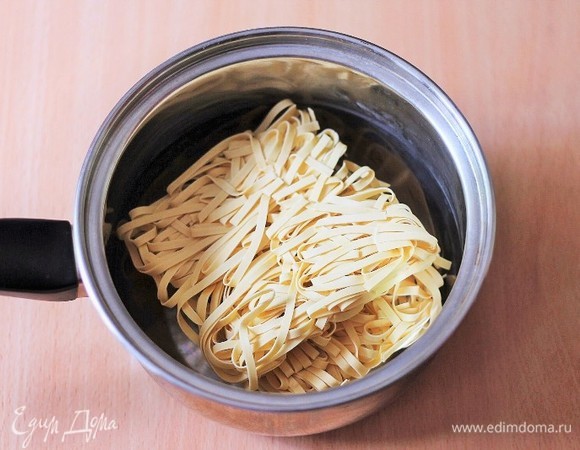 Приготовим яичную лапшу согласно инструкции.