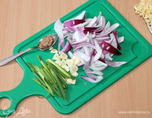 Красный лук нарежем полукольцами, чеснок — слайсами, имбирь натрем на крупной терке (1 ч. л.), а зеленый лук нарежем длинными трубочками. Разогреваем оливковое масло и обжариваем овощи.