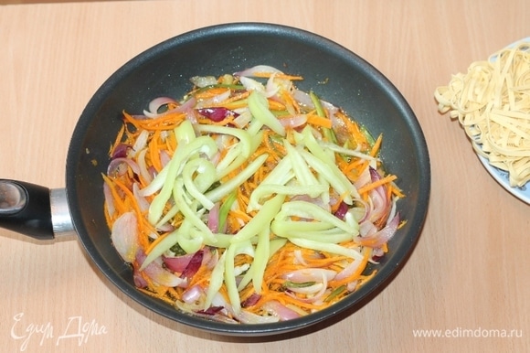 Морковь и кабачок натираем на терке для корейской моркови. Сладкий перец нарезаем полосками. Добавляем овощи в сковороду.