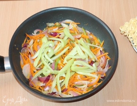 Морковь и кабачок натираем на терке для корейской моркови. Сладкий перец нарезаем полосками. Добавляем овощи в сковороду.