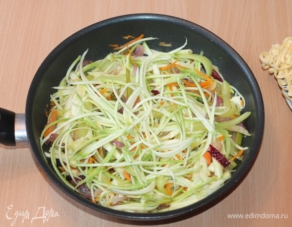 Для этого рецепта характерно то, что овощи должны оставаться чуть хрустящими, их не нужно доводить до полной готовности.