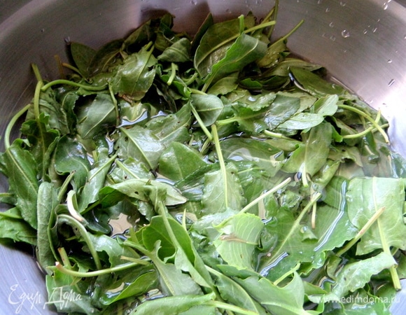 Летом — свежий щавель. Замочить, отжать.