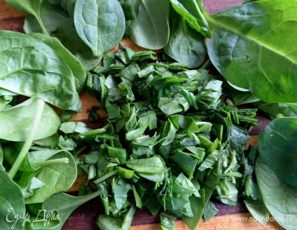 Шпинат вы найдете круглый год в магазине. Нарезаем.
