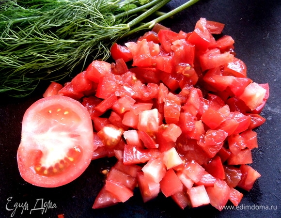 Помидор нарезать кубиком.