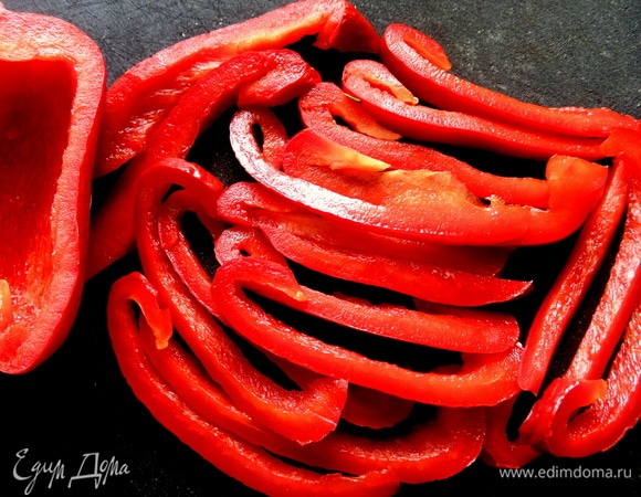 Сочный перец —полосками, потом — кубиком.