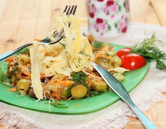 Тальятелле — это длинная и плоская паста, похожая на фетучини. Хорошо удерживает соусы благодаря пористой структуре.