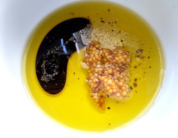 Для заправки в масло влить ложку бальзамика.