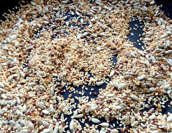 Еще я обжарила семечки для салата.