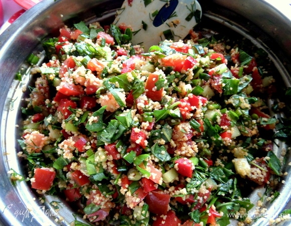 Такой салат удобно нарезать, перемешать и поставить в холодильник до подачи, за время он станет только вкуснее.