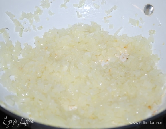 Обжарьте до мягкости лук на сковороде с добавлением растительного масла. Не надо сильно его подрумянивать.