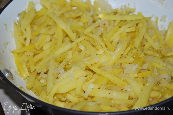 Добавьте к луку запеченный картофель, перемешайте. Посолите и поперчите по вкусу.