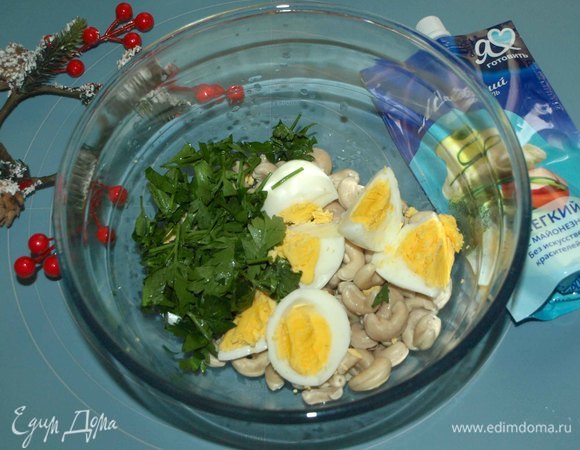 В миску складываем орехи, зелень петрушки и яйца.