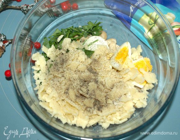 Добавляем измельченный сыр, соль и перец.