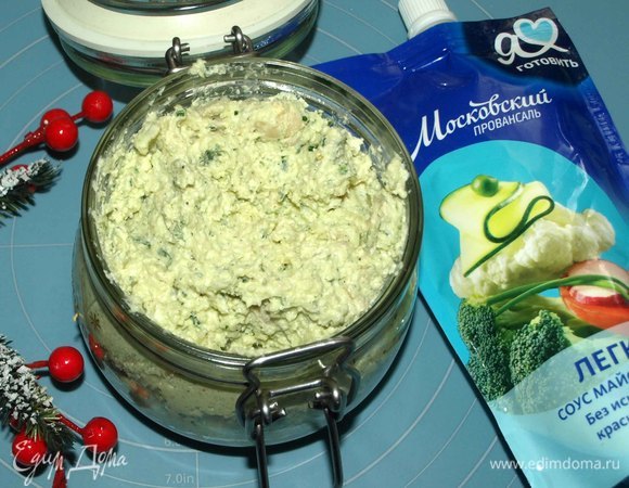 Перекладываем подготовленную закуску в чистую и сухую банку. Закрываем и отправляем в холодильник до подачи.