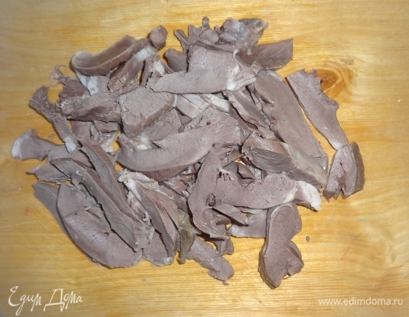 Говяжье сердце тщательно промыть, очистить от пленок, жилок. Отварить сердце в течение 40 минут с добавлением лаврового листа и перца горошком. В конце варки немного посолить. Достать сердце из отвара, немного остудить, нарезать небольшими кусочками. Обжарить на части разогретого масла до румяной корочки, выложить в кастрюльку.