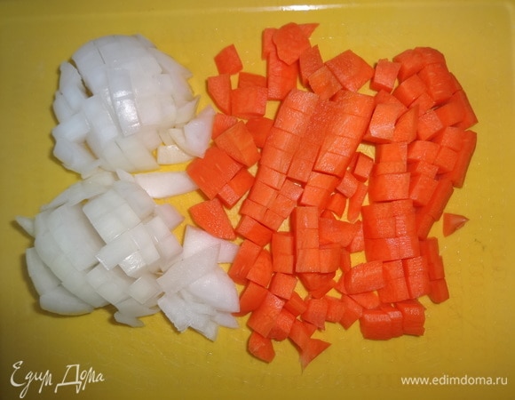 Овощи почистить, вымыть, обсушить. Лук и морковь нарезать средними кубиками.