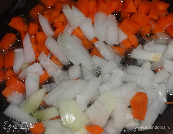 В сковороду, где обжаривалось сердце, добавить еще немного растительного масла. Положить лук с морковью и обжарить до золотистого цвета.