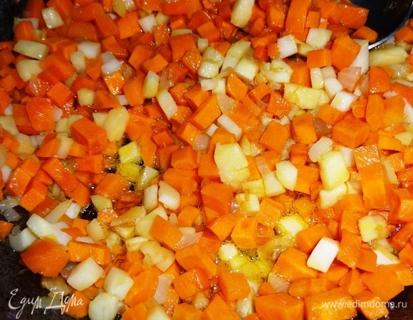 Добавить к моркови и луку пастернак и продолжать обжаривать. Обжаренные овощи выложить в кастрюлю к сердцу вместе с маслом, посолить, поперчить. Залить сердце с овощами теплой кипяченой водой, чтобы покрыло на 2 см. Довести до кипения, убавить огонь, накрыть крышкой и тушить на медленном огне.