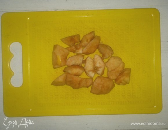 Айву разрезать на 4 части, обрезать кожуру, удалить семена и нарезать крупными ломтиками. В середине приготовления добавить айву к мясу и продолжать тушить.