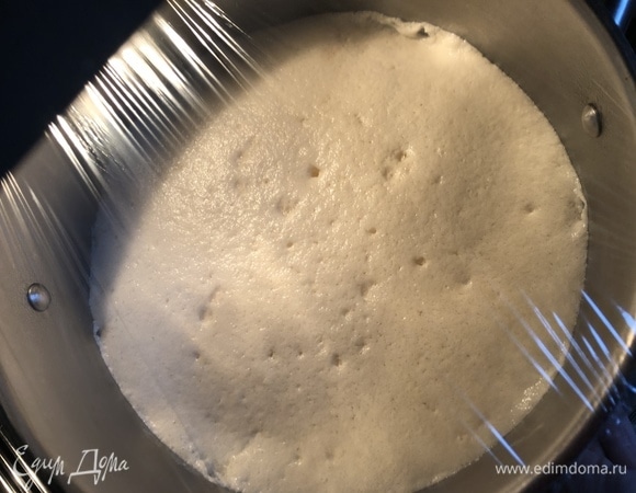 Опара должна подняться до появления пузырей. Как только они начнут лопаться, достать для замеса теста.