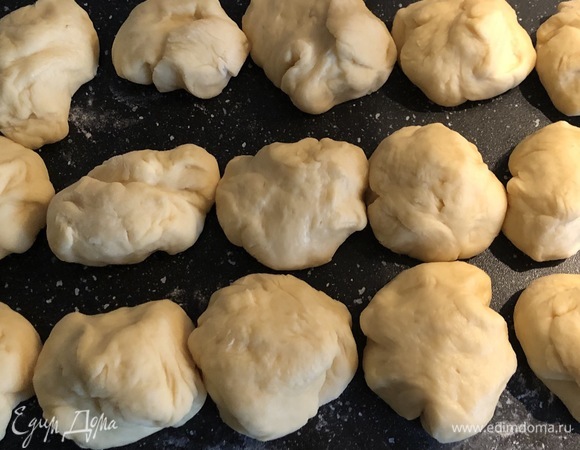 Далее тесто поделить на небольшие шарики.