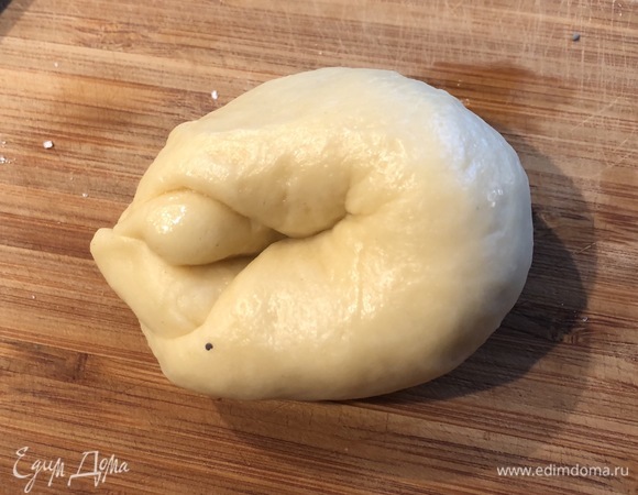 Далее рулет сложить пополам, соединяя концы.