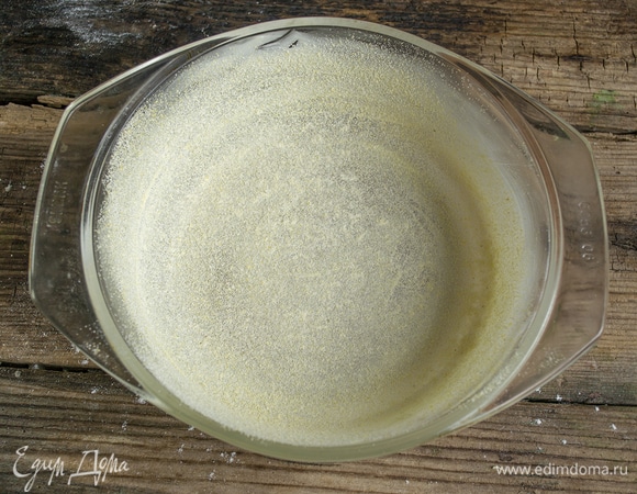 Смазываем огнеупорную форму сливочным маслом, посыпаем кукурузной мукой, излишек муки стряхиваем.